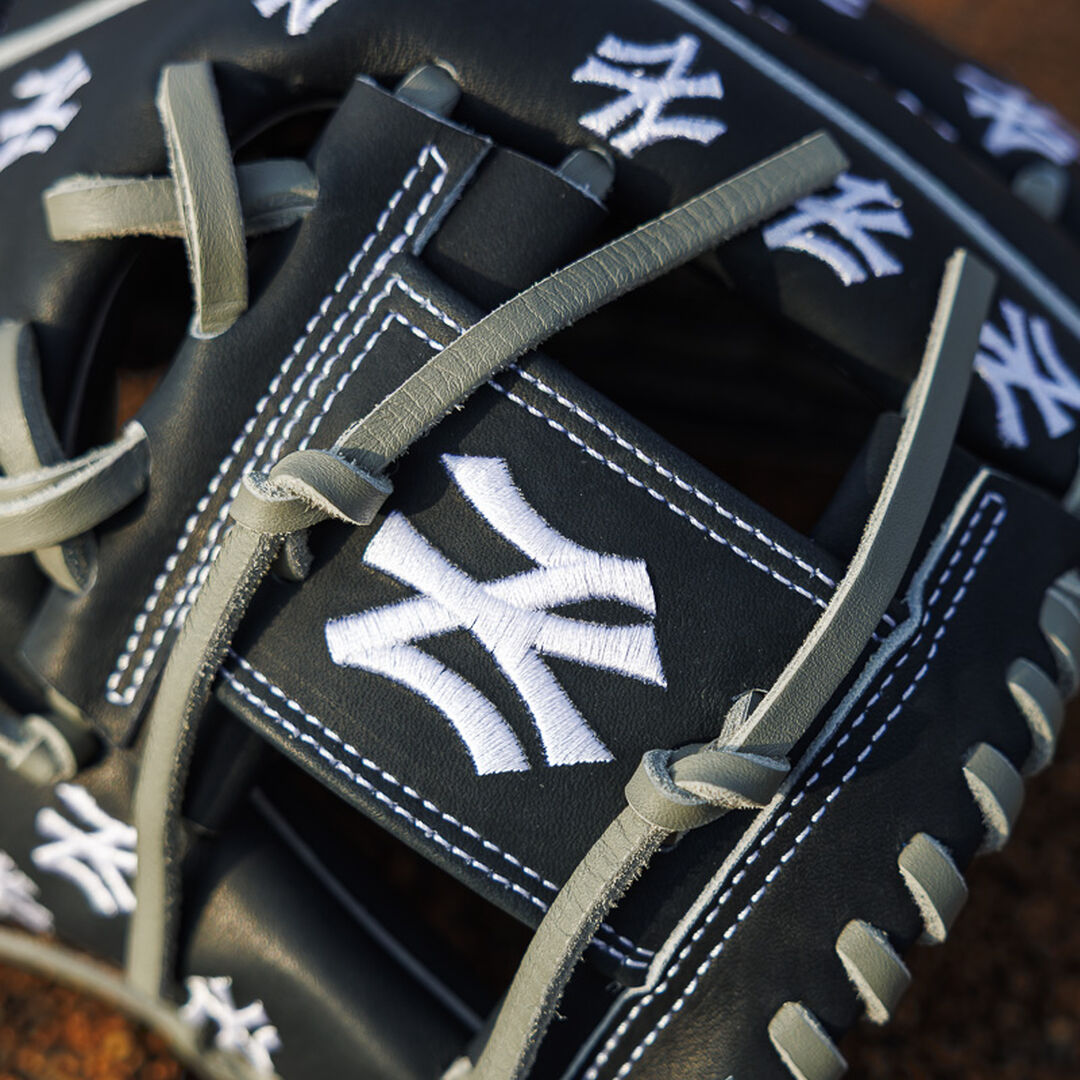 New York Yankees Heart of the Hide 11.75-Inch Infield Glove - Rawlings