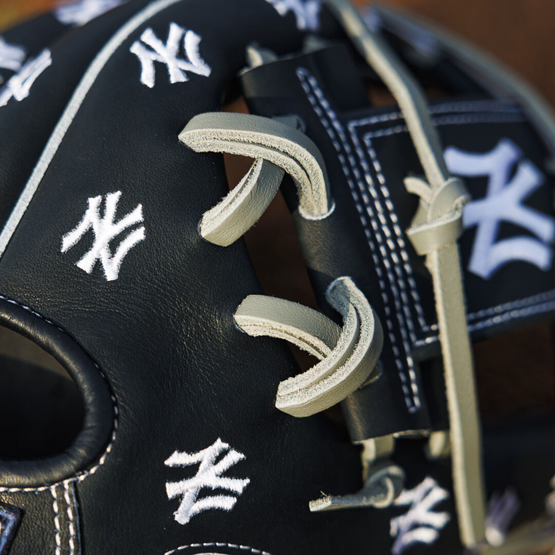 New York Yankees Heart of the Hide 11.75-Inch Infield Glove - Rawlings