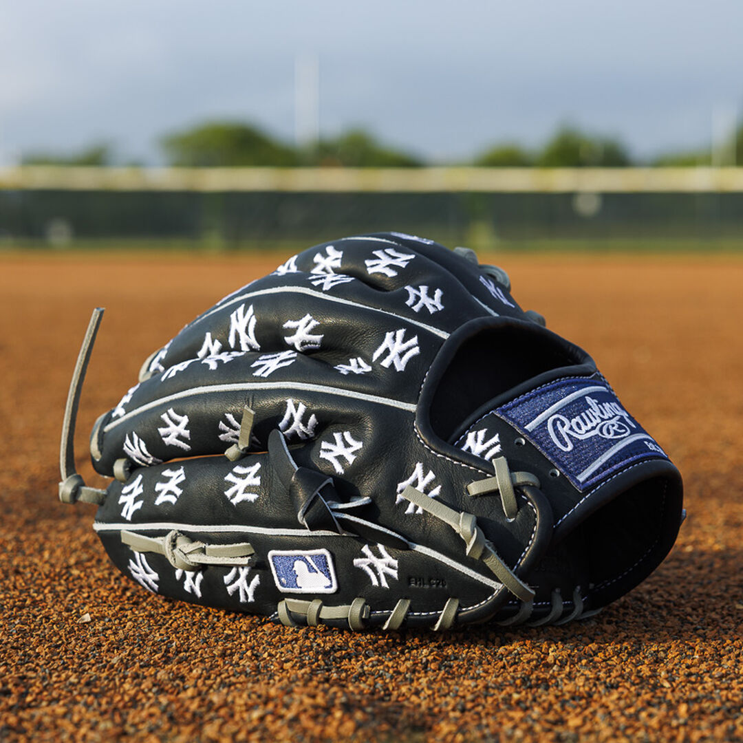 New York Yankees Heart of the Hide 11.75-Inch Infield Glove - Rawlings
