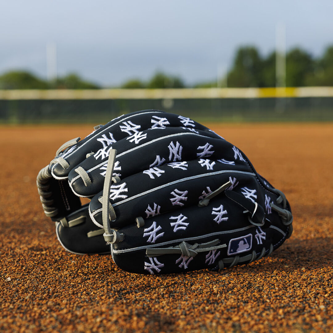 New York Yankees Heart of the Hide 11.75-Inch Infield Glove - Rawlings