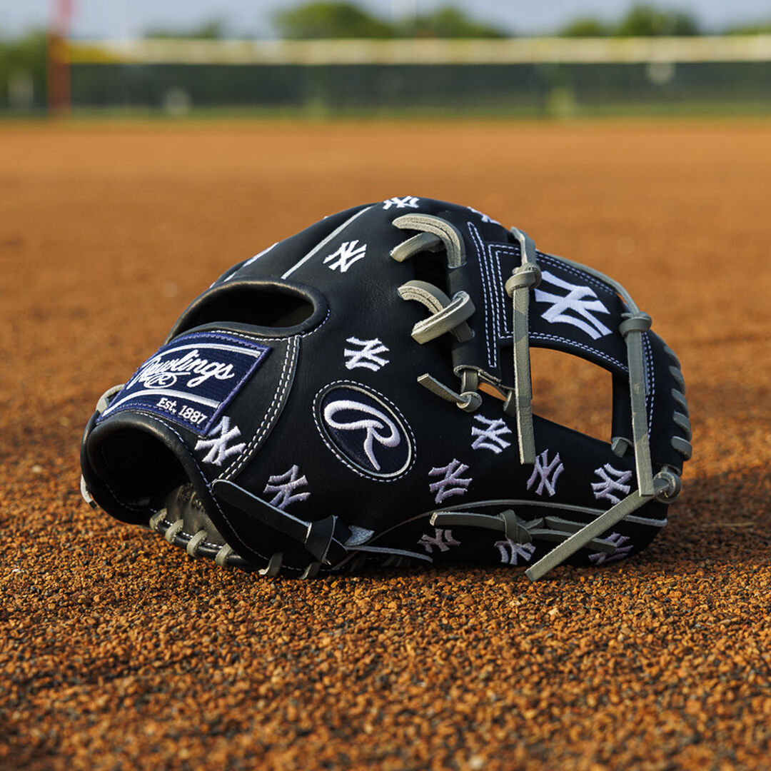 New York Yankees Heart of the Hide 11.75-Inch Infield Glove - Rawlings