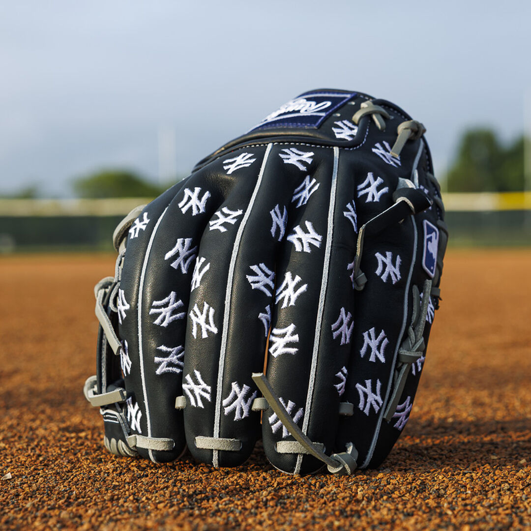 New York Yankees Heart of the Hide 11.75-Inch Infield Glove - Rawlings